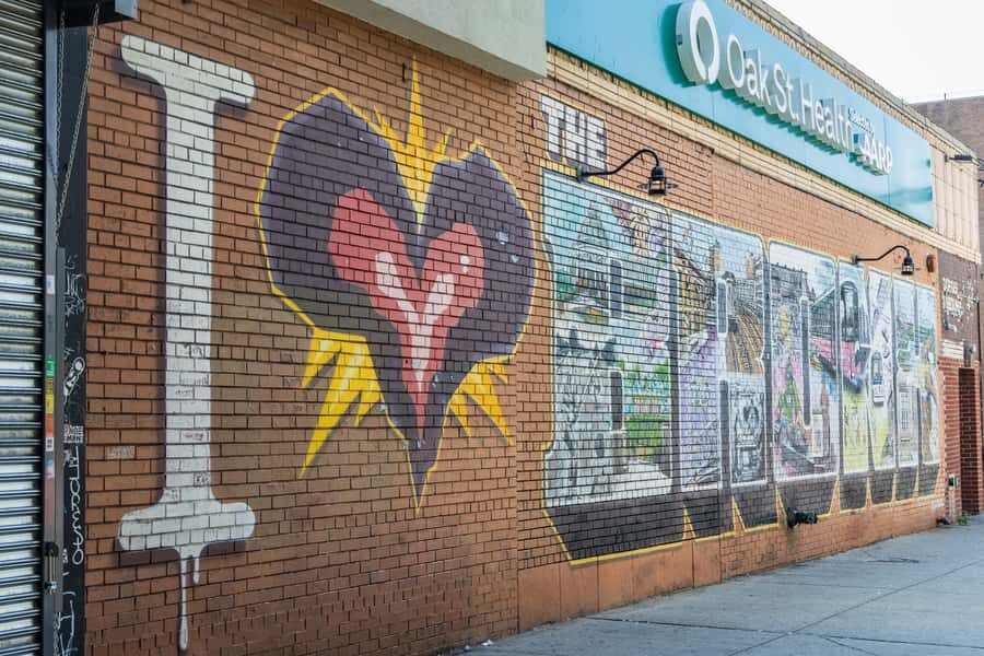 Discover NYC-Tour of Manhattan, The Bronx, Queens & Brooklyn - Harlem’s Apollo Theater: The Music Hall Stop That Changes the Mood