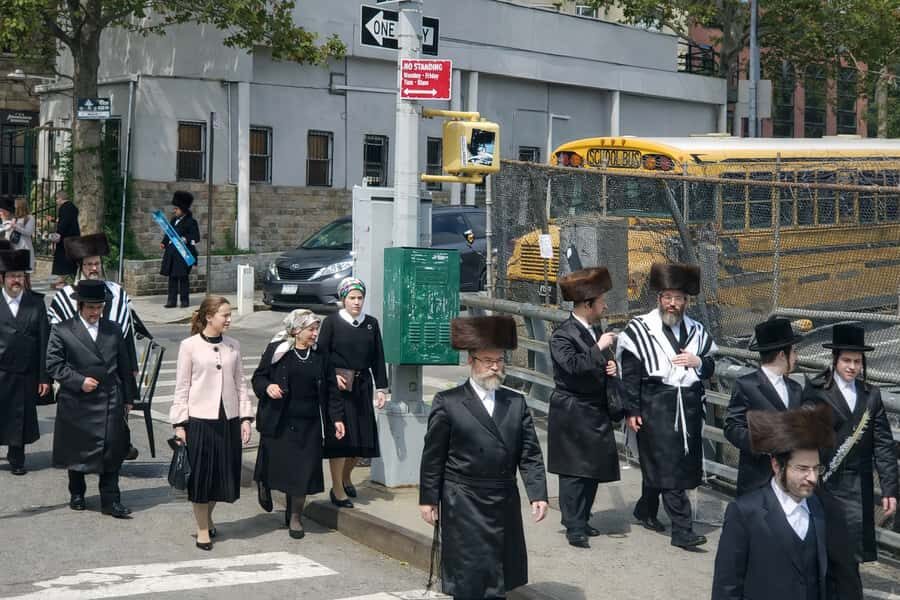 Discover NYC-Tour of Manhattan, The Bronx, Queens & Brooklyn - The Final Drop-Off: Brooklyn Bridge Walk or Little Italy Bites