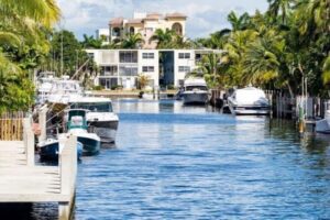 Fort Lauderdale: Venice of America Boat Tour with Drinks - Drinks, Ice Cream, and the On-Board Vibe