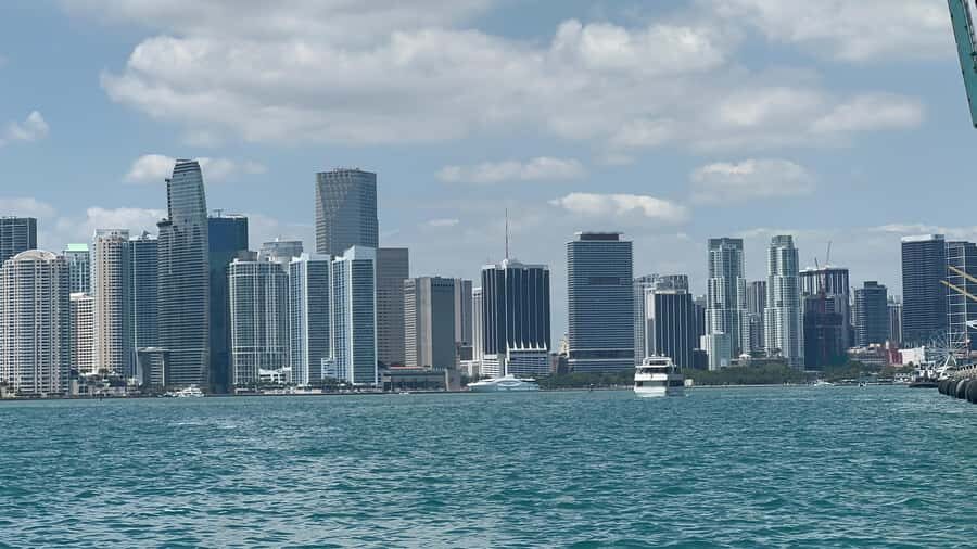 Hop-on Hop-off Water Taxi in Miami and Miami Beach - The Bayside Marketplace stop: what you can do with a short hop-off