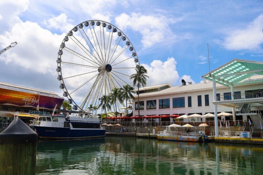 Miami Biscayne Bay: Sunset Boat Cruise & Millionaire Homes - Onboard vibe: drinks for sale, commentary in two languages, and the comfort limits