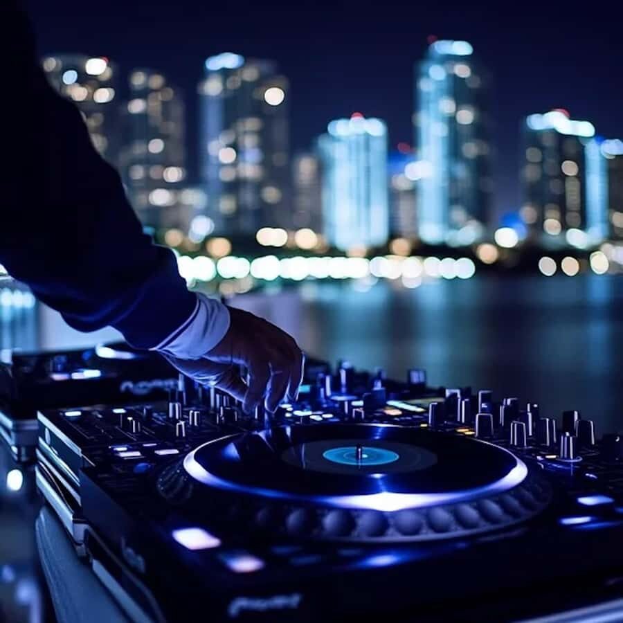 Miami: Party Yacht Cruise with Open Bar and DJ - Boarding at Bayside Marina: Finding the Spot Without Stress