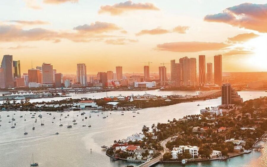 Miami: Private Luxury 50-Minute Airplane Tour with Champagne - Port of Miami, Downtown, and Brickell: seeing the skyline’s real structure