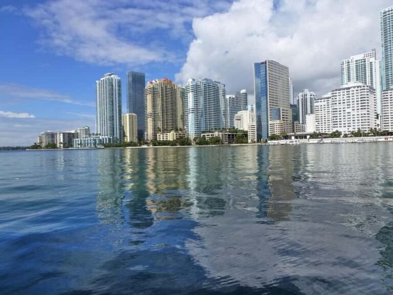 Miami Skyline Cruise of Millionaire Homes - The Ride Experience: Shade, Smooth Sailing, and Photo-Friendly Stops