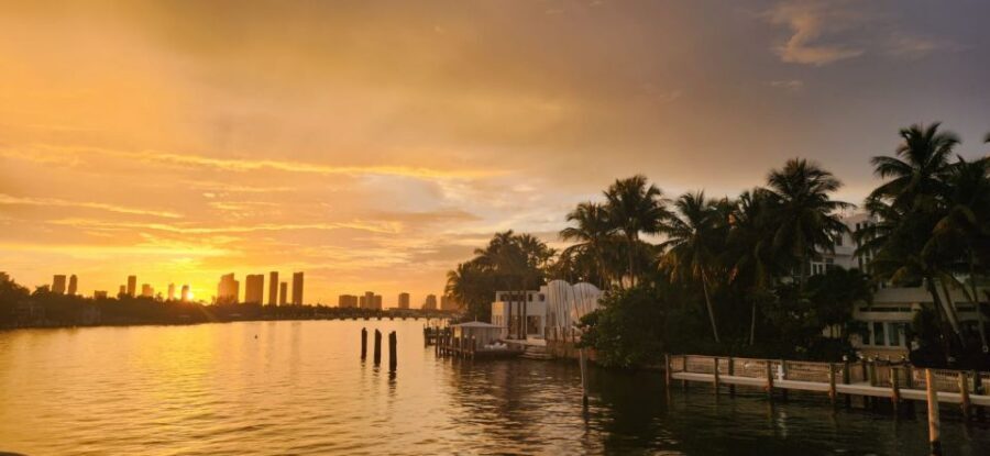 Miami Skyline Sightseeing Cruise and Millionaire Mansions - Venetian Islands photo stop: a small moment that makes a big difference