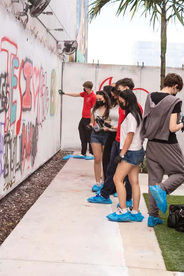 Miami: Wynwood Walls Freestyle Spray Painting & Admission - Getting your bearings inside: murals and sculptures in the museum area