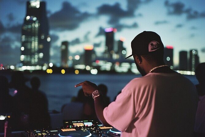 Miami's Top Yacht Party: Neon Nights with 3 Hr Open Bar Cruise - The part that can make or break your night: boarding and ticket verification