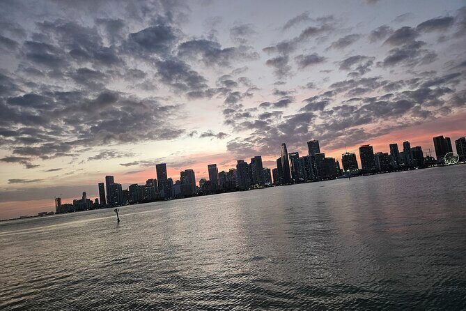 South Beach: Cruise of Millionaire’s Homes & Miami Skyline - Fireworks Variant With a Bubble Toast at Midnight